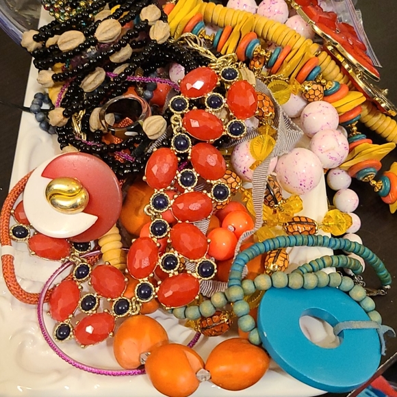 2 pounds of colorful beaded jewelry and more! - Picture 2 of 6